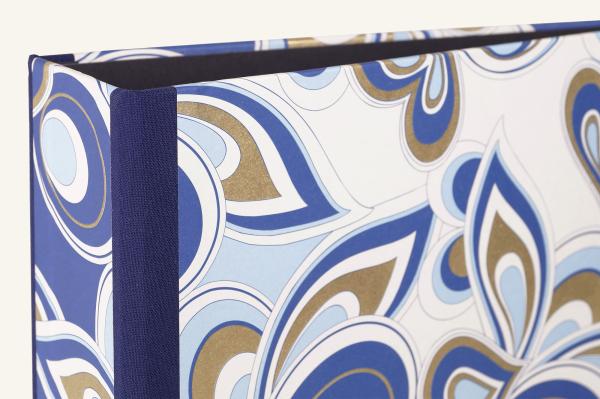 Eleganter Aktenordner in grünen Farbtönen